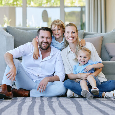 Familia sentada junta